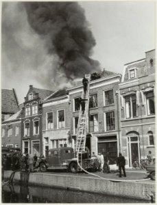 Brand op de bovenverdieping van een drukkerij aan de Bakenessergracht 21. NL-HlmNHA 54010497