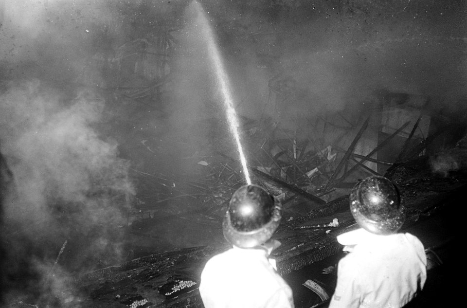 Brand in Rotterdam bij meubelfabriek Everest, brandweerlieden aan het blussen, Bestanddeelnr 917-3545