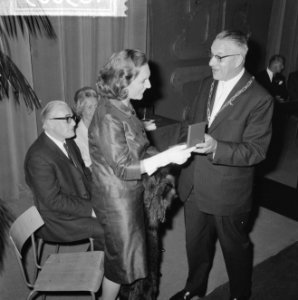 Bouwmeesterprijs 1964 te Sittard uitgereikt aan toneelspelers, burgemeester Dass, Bestanddeelnr 916-5009