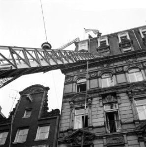 Brand in Victoriahotel te Amsterdam, Amerikaanse gasten zaten in de hal te wacht, Bestanddeelnr 916-3437