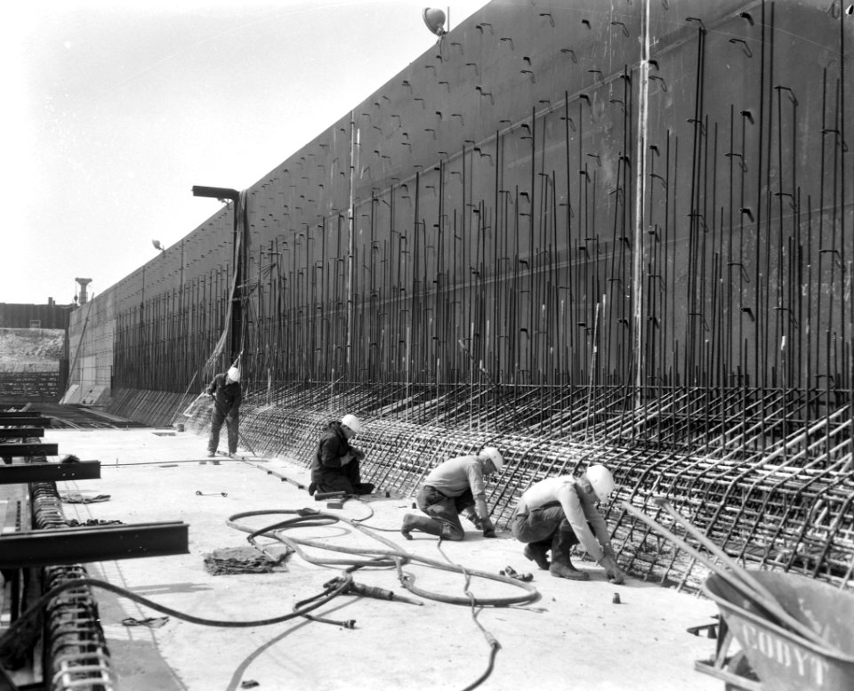 Bouw Caisson voor Coentunnel in Amsterdam-Noord Betonvlechters aan het werk, Bestanddeelnr 915-0226