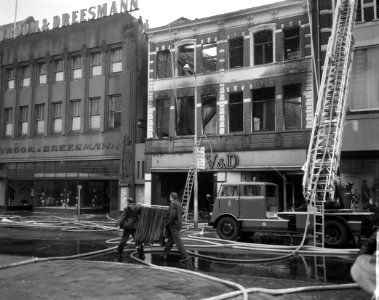 Brand bij V en D te Leeuwarden Onbeschadigde confectie wordt in veiligheid gebr, Bestanddeelnr 914-9544