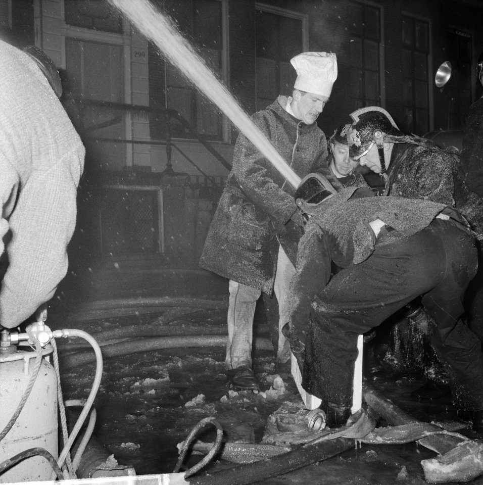 Brand in Spuistraat te Amsterdam bij de Fa. Westor , een kok helpt de brandweer , Bestanddeelnr 914-7325