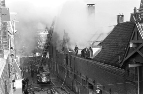Brand in werkplaats voor blinden aan de Amstel, de brandweer aan het blussen, me, Bestanddeelnr 917-0296