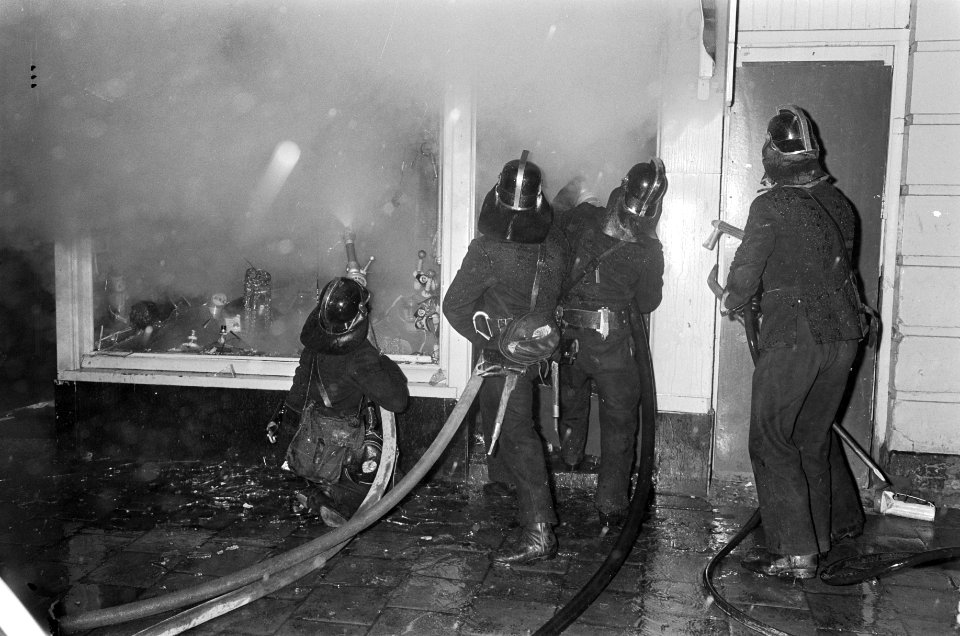 Brand in Westerstraat in de Jordaan. Brandweer bezig met de blussing, Bestanddeelnr 921-3393