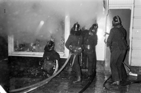 Brand in Westerstraat in de Jordaan. Brandweer bezig met de blussing, Bestanddeelnr 921-3393