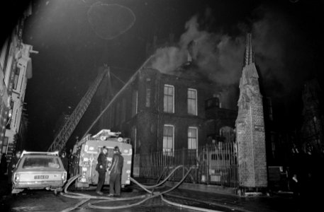 Brand in Sint Willibrordus kerk te Amsterdam. Brandweer blust, Bestanddeelnr 923-2373