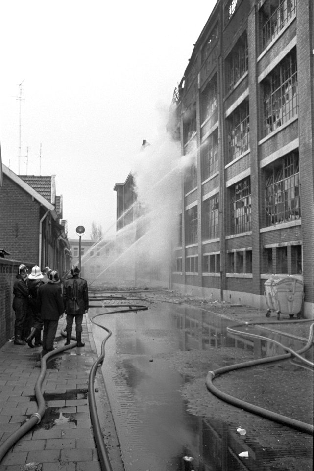 Brand in sigarenfabriek Karel I , Eindhoven, Bestanddeelnr 924-2827