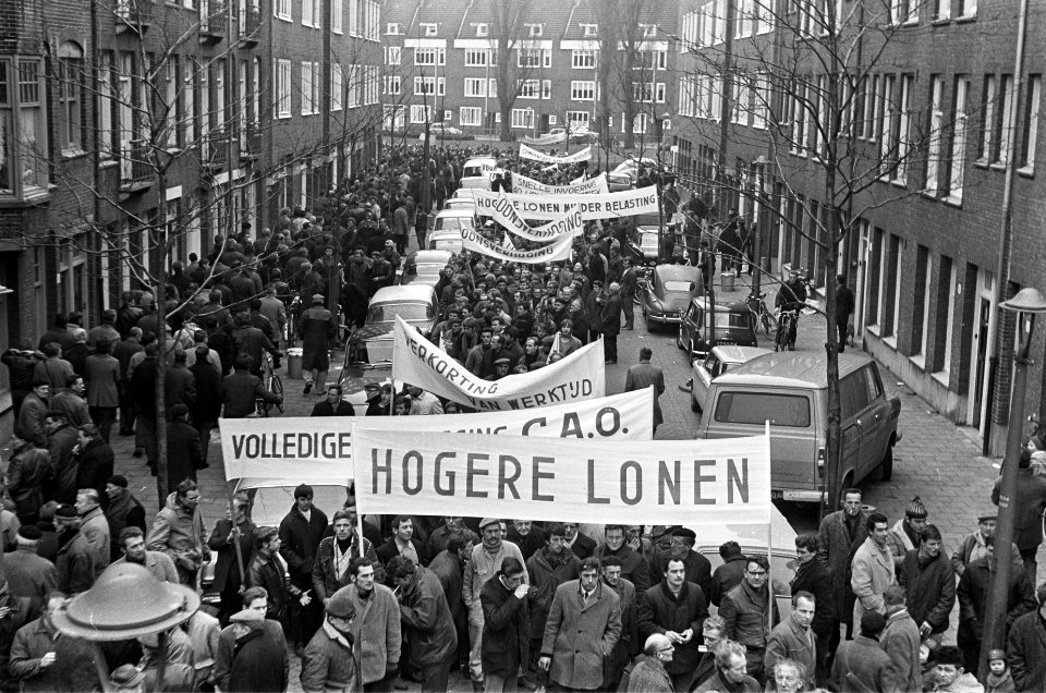 Bouwvakkers demonstreren met vele spandoeken bij het Ceramplein, Bestanddeelnr 921-1040