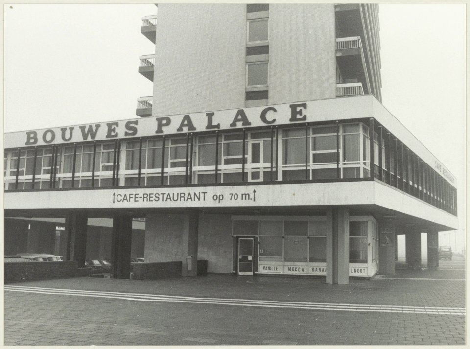 Bouwes Palace, bij de J. van Heemskerckstraat, ziende naar het noorden. NL-HlmNHA 54014620