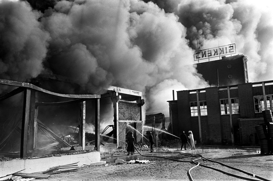 Brand bij Sikkens Lakfabriek te Sassenheim. Overzicht brand, Bestanddeelnr 921-1516