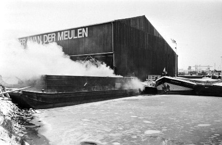 Brand op boot in Vlothaven, Bestanddeelnr 924-1268