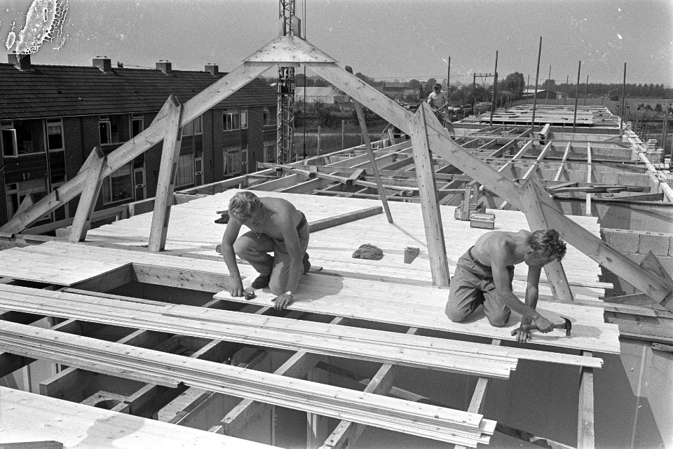 Bouwen in Tricht. Timmerlieden bezig op een blok huizen, Bestanddeelnr 920-5100