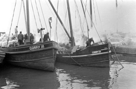 Brand op Binnenvaartschip (geladen met vlees) aan de Prins Hendrikkade, Bestanddeelnr 920-3753