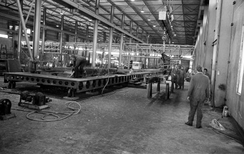 Bouwfabriek Holborg in Lelystad bezet door werknemers interieur fabriekshal, Bestanddeelnr 928-2753