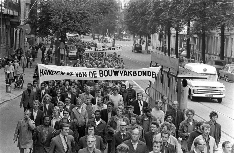 Bouwvakkers demonstreren voor uitbetaling f. 400,-- in Amsterdam, Bestanddeelnr 923-8461