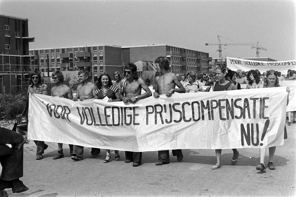Bouwvakkers in Bijlmer protesteren voor compensatie f. 102 ineens, Bestanddeelnr 928-7292
