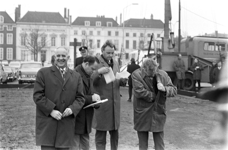 Bouwvakkers demonstreren in Den Haag . Nummers 16.17.18 Mertens en Kloos, Bestanddeelnr 921-2154