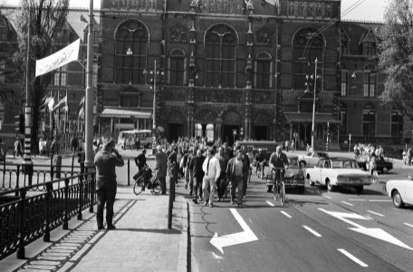 Bouwvakkers komend vanaf het Museumplein, op de achtergrond het Rijksmuseum, Bestanddeelnr 924-5135