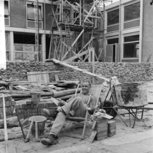 Bouwvakkers met vakantie, bouwvakker in ligstoel op zijn werk, Bestanddeelnr 917-9695