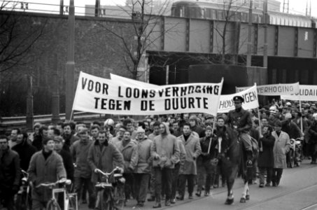 Bouwvakkers demonstreren met vele spandoeken bij het Ceramplein, bouwvakkers tij, Bestanddeelnr 921-1041