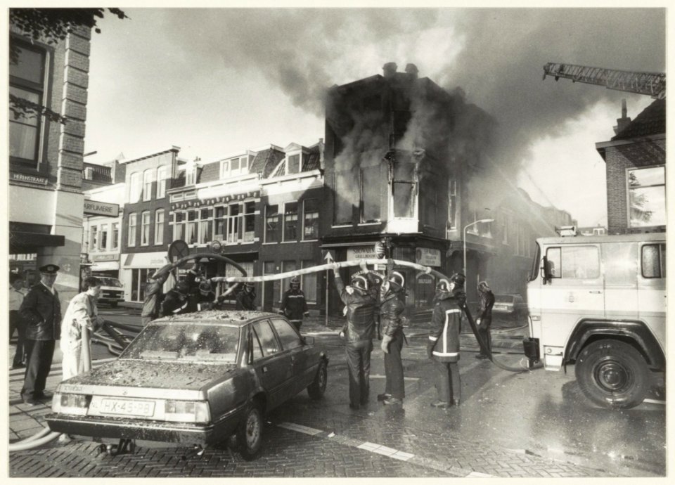 Brand boven het pand van showarma-grillroom Holyland aan de Kruisweg. NL-HlmNHA 54023616