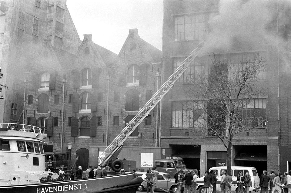Brand aan Zoutkeetsgracht in Amsterdam in luciferopslag, overzicht, Bestanddeelnr 926-7216