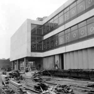 Bouw Concertgebouw te Rotterdam, links de zijkant en rechts de achterkant van he, Bestanddeelnr 917-0382