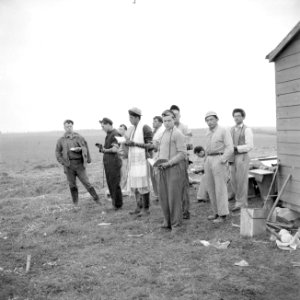 Bouwploeg van moederkibboets Yavne tijdens het morgengebed, kort voordat de bouw, Bestanddeelnr 255-0684