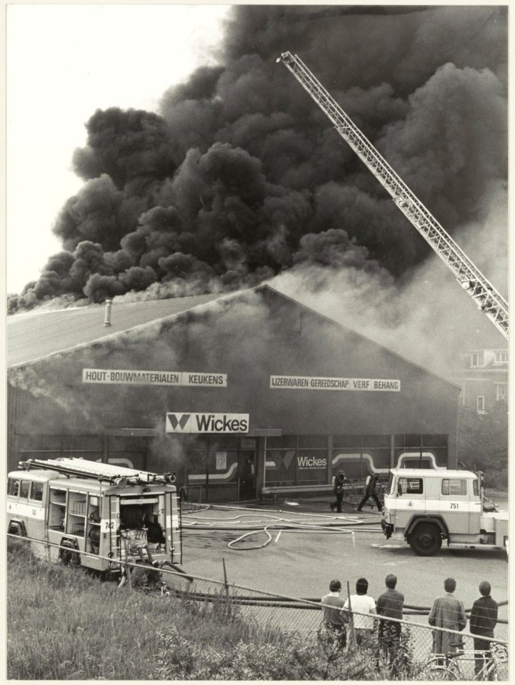 Brand bij het doe-het-zelfbedrijf Wickes, Verspronckweg 63a, NL-HlmNHA 54012271