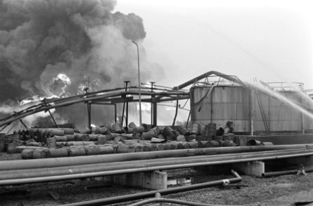 Brand bij Shell in Botlekgebied, Bestanddeelnr 921-0077
