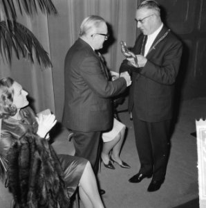 Bouwmeesterprijs 1964 te Sittard uitgereikt aan toneelspelers, burgemeester Dass, Bestanddeelnr 916-5010