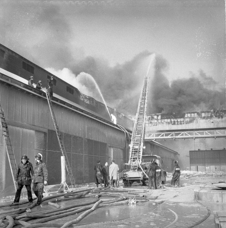 Brand in Superfosfaatfabriek in Vlaardingen De blussingswerkzaamheden, Bestanddeelnr 915-7053