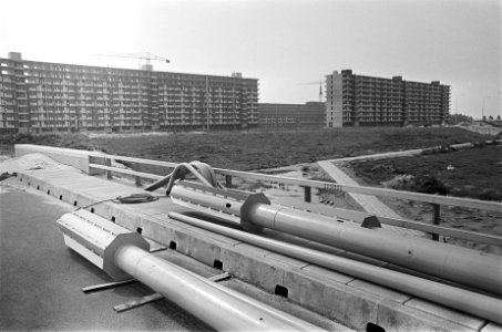 Bouwterrein met flats en een viaduct, Bestanddeelnr 921-6153