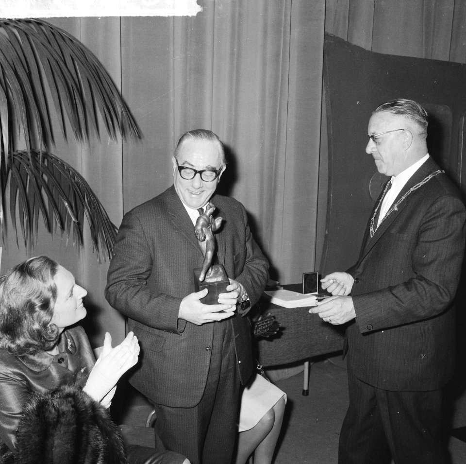 Bouwmeesterprijs 1964 te Sittard uitgereikt aan toneelspelers, burgemeester Dass, Bestanddeelnr 916-5005
