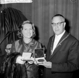 Bouwmeesterprijs 1964 te Sittard uitgereikt aan toneelspelers, burgemeester Dass, Bestanddeelnr 916-5004