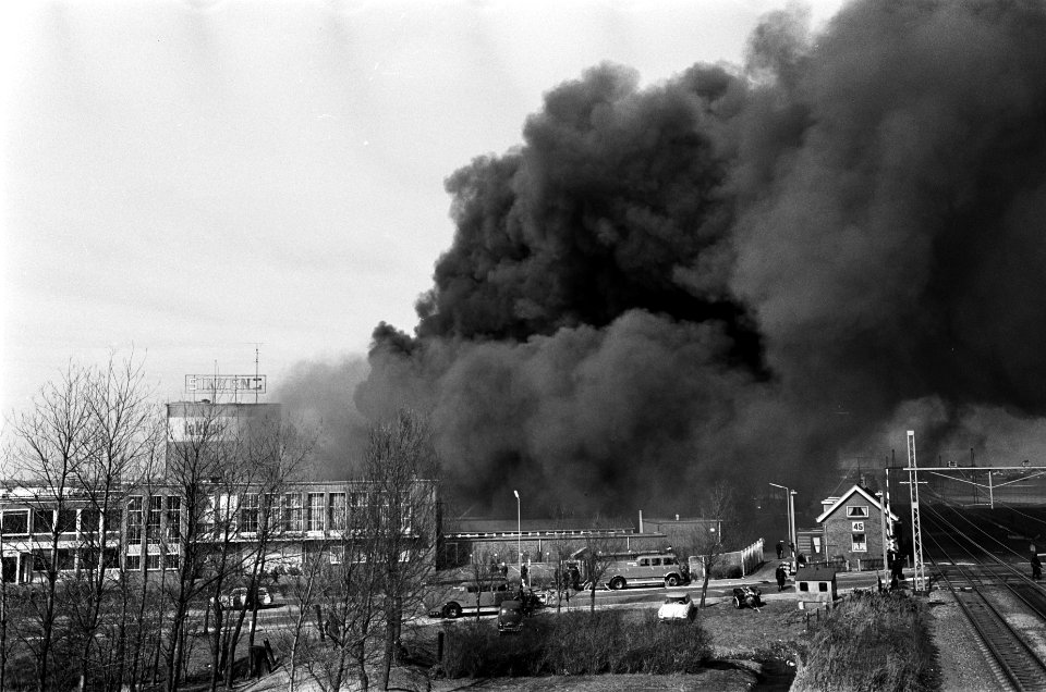 Brand bij Sikkens Lakfabriek te Sassenheim. Overzicht brand, Bestanddeelnr 921-1512