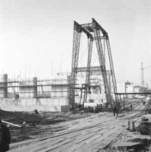 Bouw aan de brug Brienenoord, arbeiders hard aan het werk 28 meter boven de bega, Bestanddeelnr 914-4232