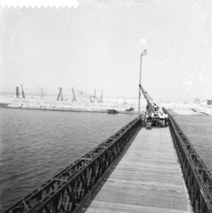 Bouw Baileybruggen in het Haringvliet, plaatsen van de lantaarns op de brug, Bestanddeelnr 910-6185