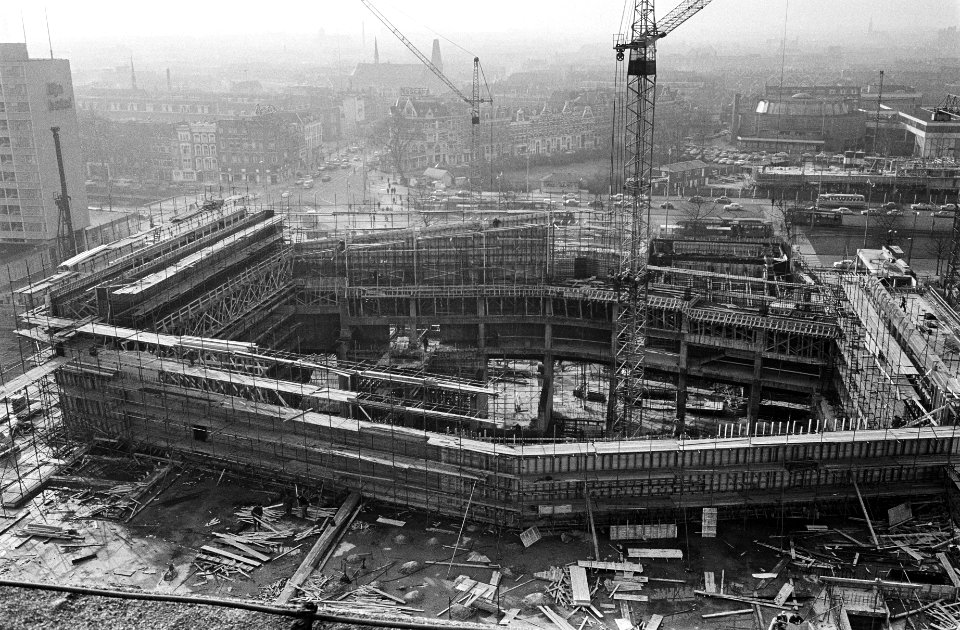Bouw concertgebouw te Rotterdam, bovenaanzicht gezien van de oostzijde, Bestanddeelnr 916-0166
