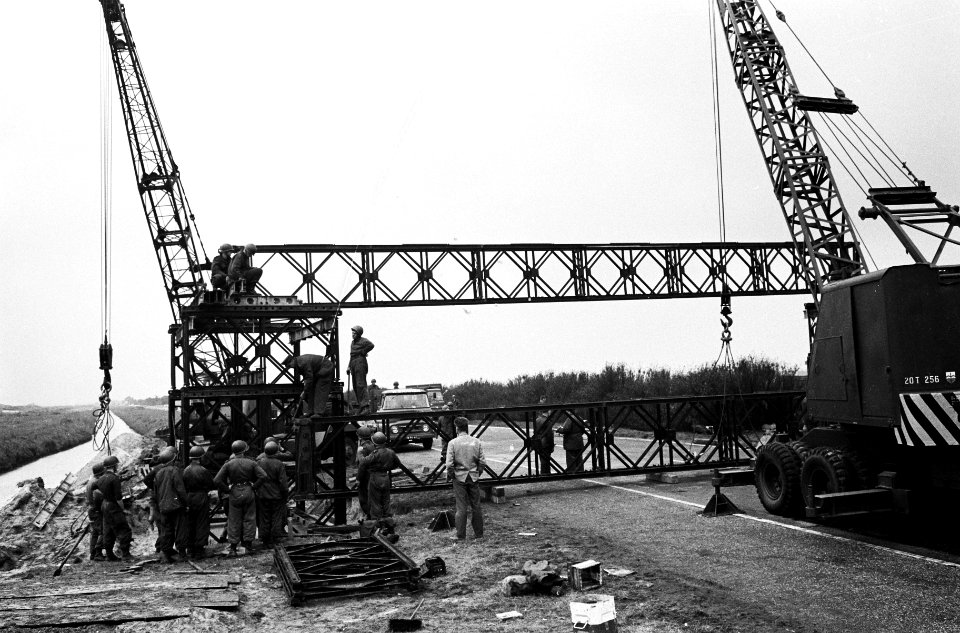 Bouw Bailybrug over Rijksweg 4 bij Schiphol door militairen, Bestanddeelnr 915-5604