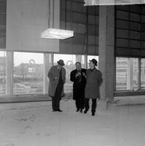 Bouw Concertgebouw te Rotterdam, een van de nieuwe lichtkronen aan het proefbran, Bestanddeelnr 917-4046