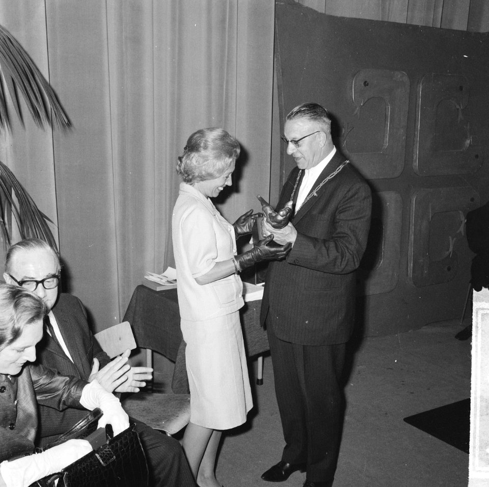 Bouwmeesterprijs 1964 te Sittard uitgereikt aan toneelspelers, burgemeester Dass, Bestanddeelnr 916-5007