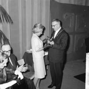 Bouwmeesterprijs 1964 te Sittard uitgereikt aan toneelspelers, burgemeester Dass, Bestanddeelnr 916-5007