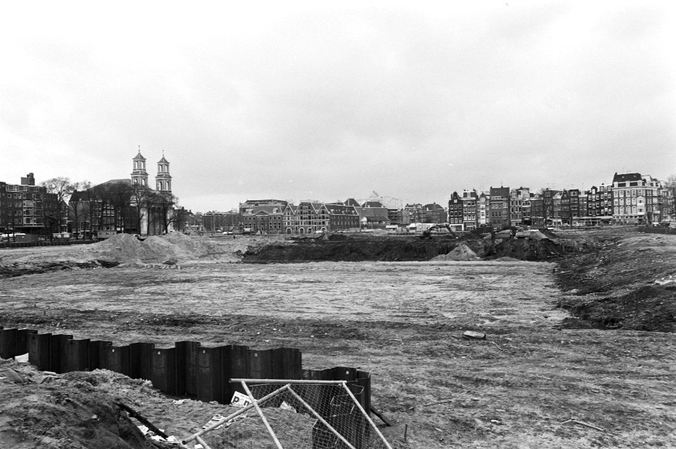 Bouwrijp maken van Waterlooplein in Amsterdam. Het Waterlooplein met Mozes en Aa, Bestanddeelnr 932-0771