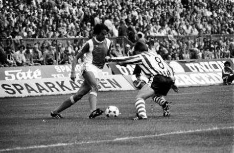 Bouwens (l) in duel met Tiktak, Bestanddeelnr 930-9800
