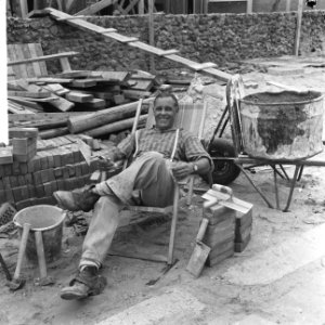 Bouwvakkers met vakantie, bouwvakker in ligstoel op zijn werk, Bestanddeelnr 917-9697