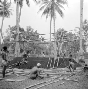 Bouwen van een geraamte van bamboe voor een huis, Bestanddeelnr 255-6716