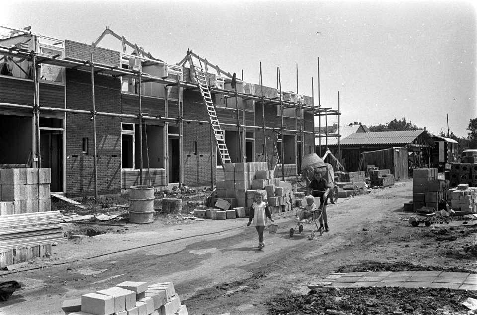 Bouwen in Tricht. Timmerlieden bezig op een blok huizen, Bestanddeelnr 920-5101