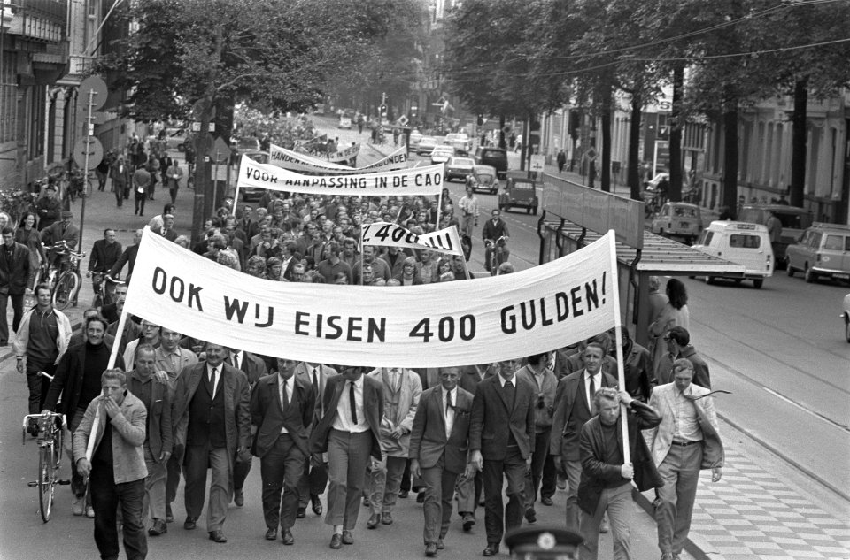 Bouwvakkers demonstreren voor uitbetaling f. 400,-- in Amsterdam demonstranten , Bestanddeelnr 923-8459